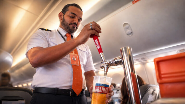 Ambev e GOL levam Chopp Brahma a bordo em voos no Brasil