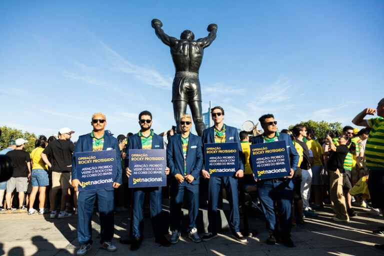 Betnacional faz ação na Filadélfia para impedir camisa do Brasil na estátua de Rocky Balboa