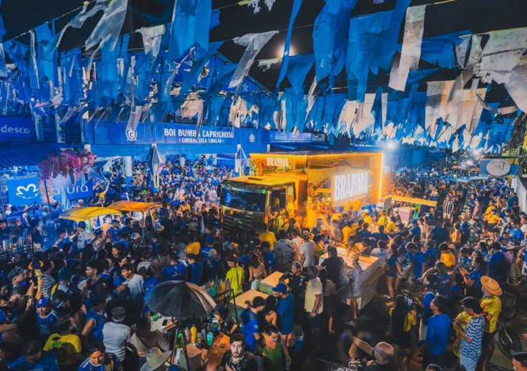 Brahma celebra título do Caprichoso no Festival de Parintins com caminhão dourado de cerveja