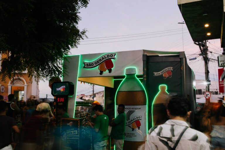 Cajuína São Geraldo leva ativação especial à Festa do Pau da Bandeira de Santo Antônio