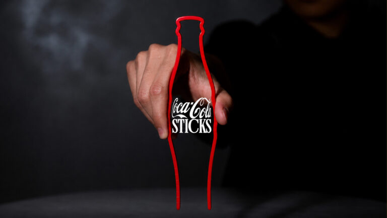 Coca-Cola transforma silhueta icônica de sua garrafa em hashis