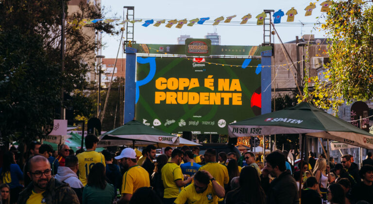 Guaraná Antarctica transforma rua de Curitiba em Point do Torcedor da Seleção