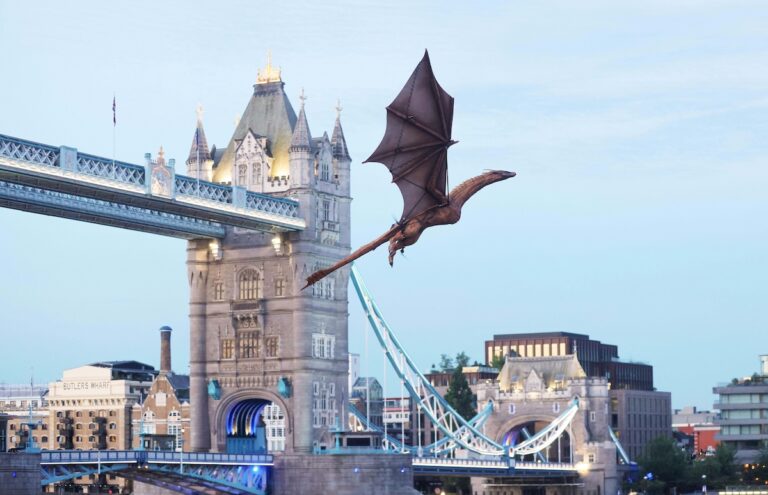 HBO Max ativa “A Casa do Dragão” com dragão gigante em Londres