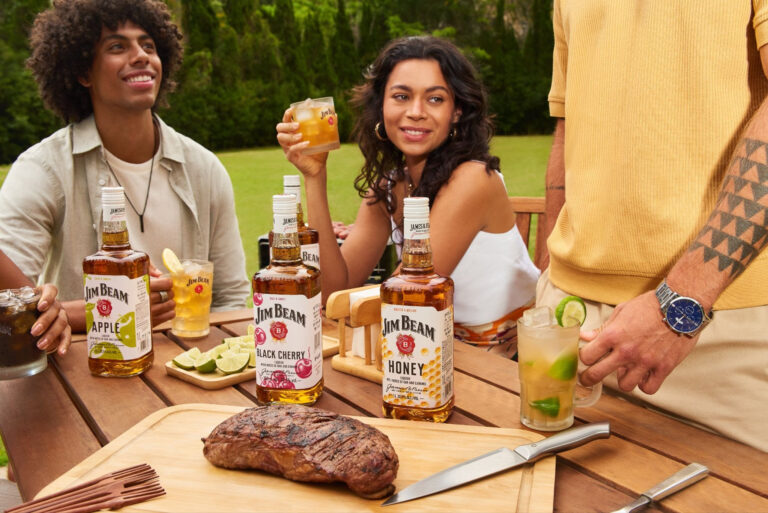Jim Beam ativa “Torcida Nº1 do Mundo” e transforma bares em pontos de encontro da Copa