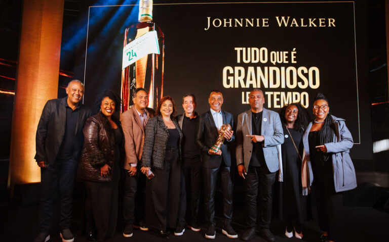 Johnnie Walker e Cafu encerram leilão beneficente de edição de 24 anos em SP