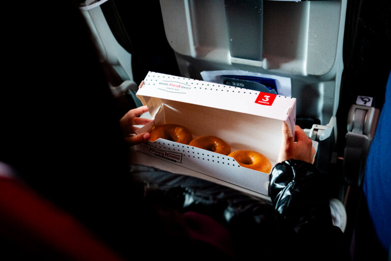 Krispy Kreme e LATAM surpreendem passageiros com donuts em voo