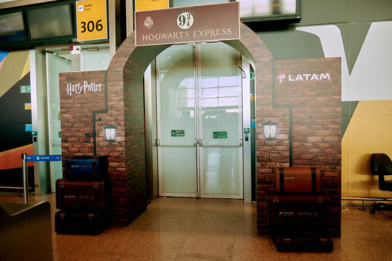 LATAM realiza voo temático de Harry Potter entre São Paulo e Orlando