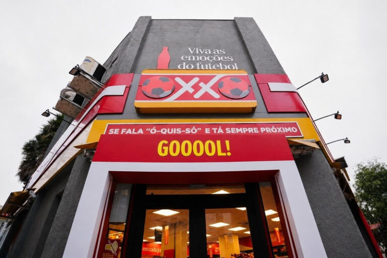 OXXO e Coca-Cola criam loja temática inspirada no futebol