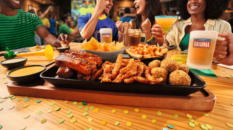 Outback e Brahma transformam restaurantes em pontos de encontro para torcedores