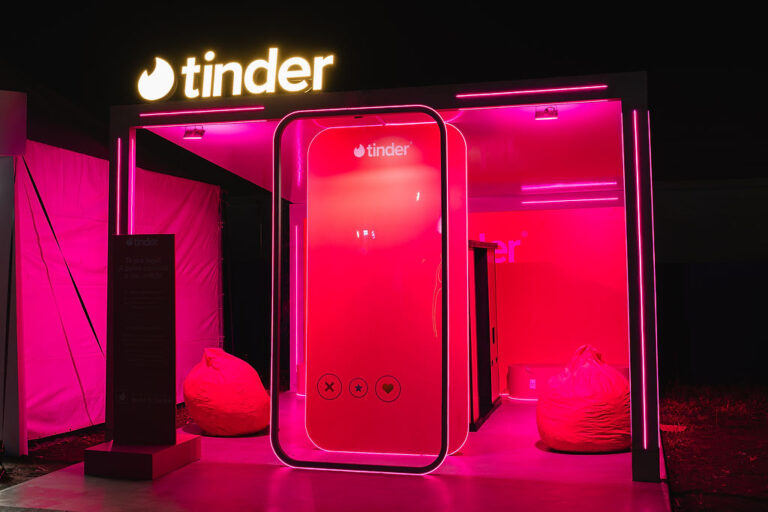 Tinder ativa experiência no Village Superbet no Rio durante a Copa
