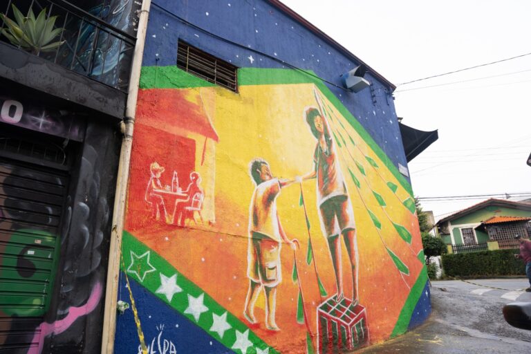 Coca-Cola FEMSA resgata tradição das ruas decoradas para a Copa com murais em SP