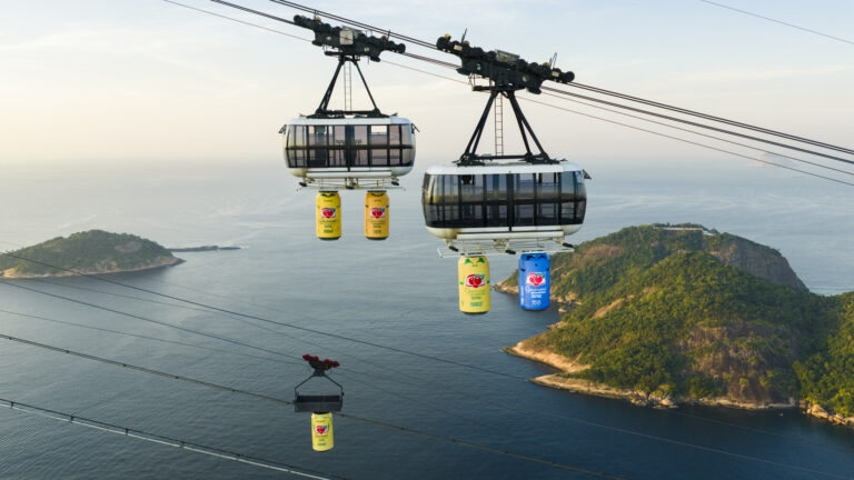 Guaraná Antarctica coloca latas gigantes inspiradas na Seleção no Bondinho Pão de Açúcar