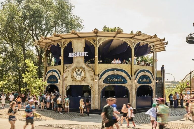 Absolut leva instalação artística imersiva ao Tomorrowland Bélgica 2026