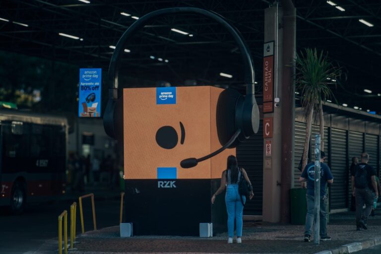 Amazon leva caixa interativa de LED ao Metrô de SP para promover o Prime Day