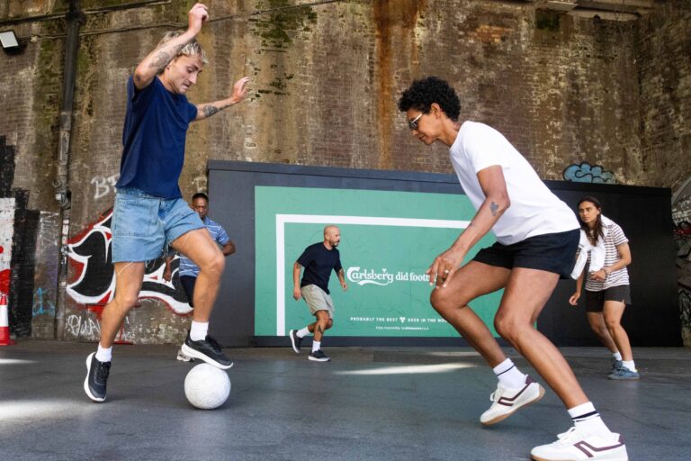 Carlsberg transforma cartazes urbanos em traves de futebol no Reino Unido