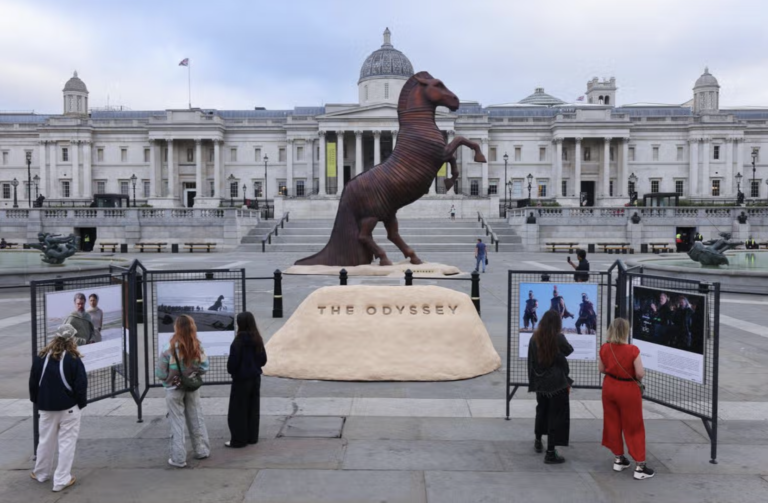 Cavalo de Tróia gigante ocupa praça em Londres para lançamento de “A Odisseia”