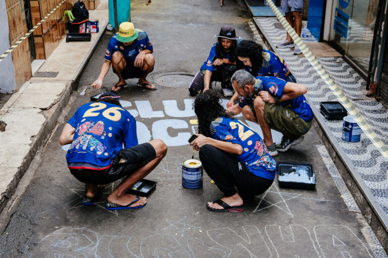Club Social Snack transforma ruas da Rocinha com intervenção artística inspirada no futebol
