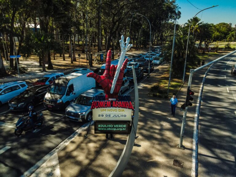 Homem-Aranha lança teia sobre relógio de rua em São Paulo
