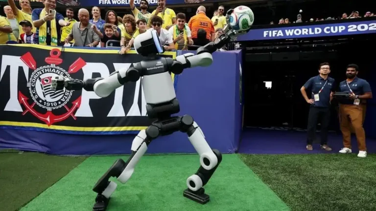 Hyundai leva robô humanoide Atlas ao intervalo de jogo da Copa