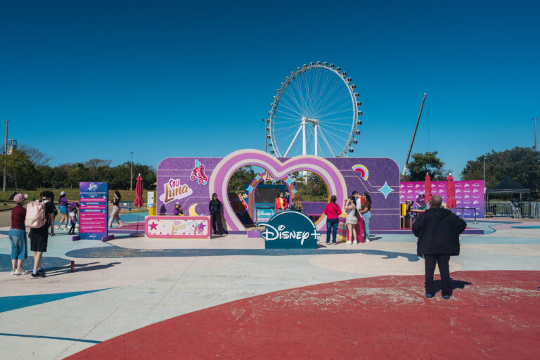 Disney+ cria experiência de Sou Luna com pista de patinação no Parque Villa-Lobos