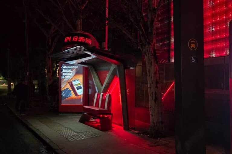 Santander instala capacete gigante em SP com contagem regressiva para a Fórmula 1