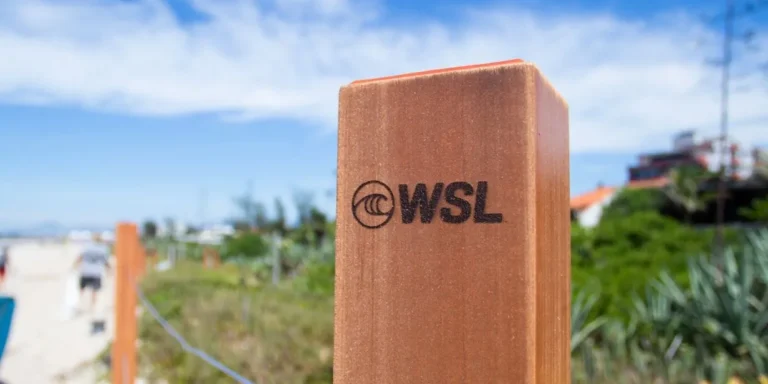 WSL reutiliza materiais do Vivo Rio Pro para proteger restinga em Saquarema