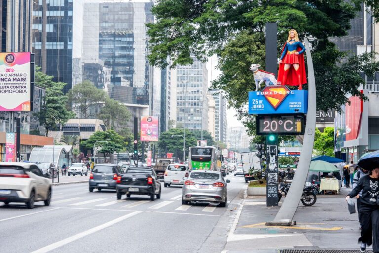 Warner Bros. leva Supergirl e Krypto à Avenida Paulista