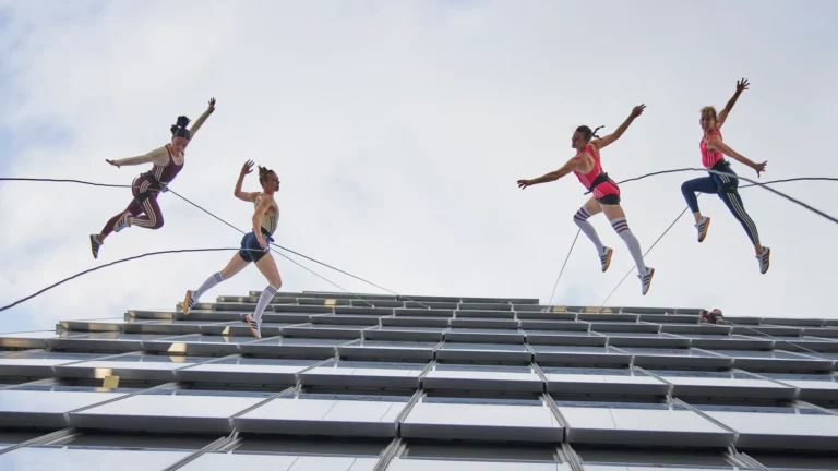 adidas transforma arranha-céu em palco para lançar Originals Sport