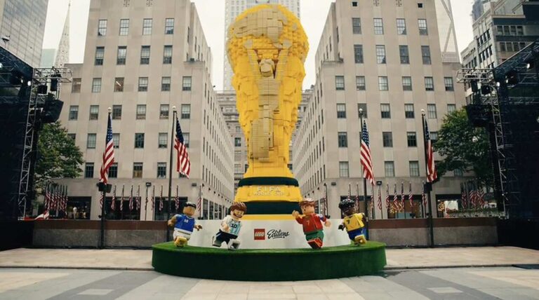 Lego e FIFA abrem Fan Zone com troféu gigante da Copa do Mundo em Nova York