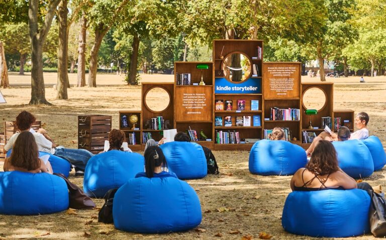 Amazon instala biblioteca de autores independentes do Kindle em parque de Londres