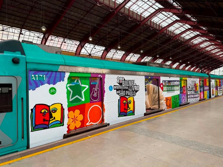 Bienal do Livro transforma trem da Linha 9-Esmeralda em convite para o evento
