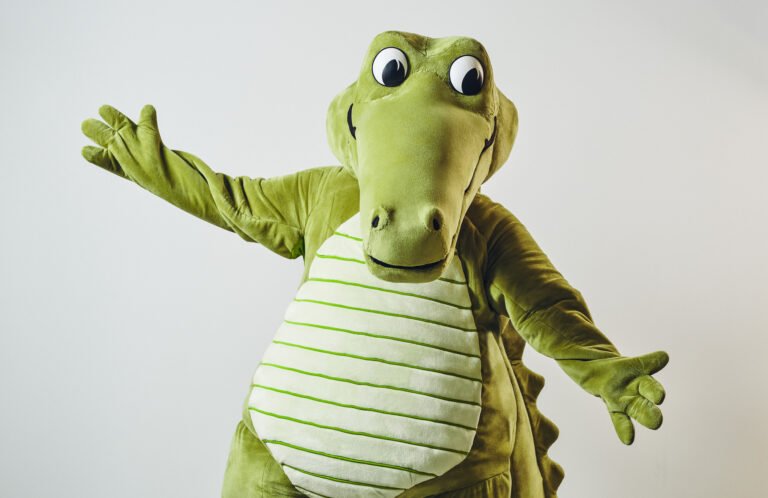 Crocs apresenta Niles como mascote oficial e nova plataforma de storytelling