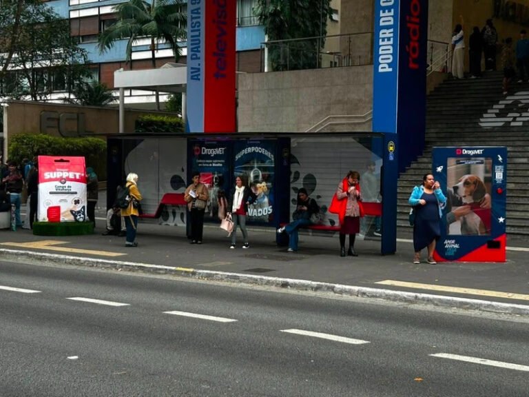 DrogaVET transforma abrigo de ônibus em ativação pet na Avenida Paulista