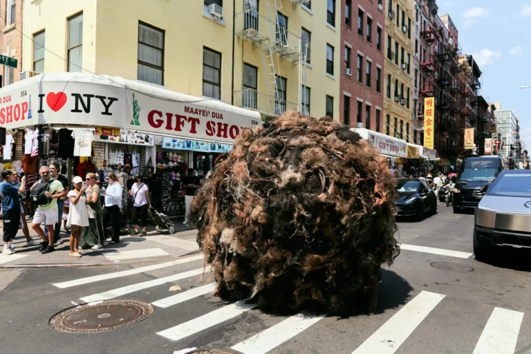 K18 leva bola de cabelo gigante às ruas de Nova York para lançar sérum