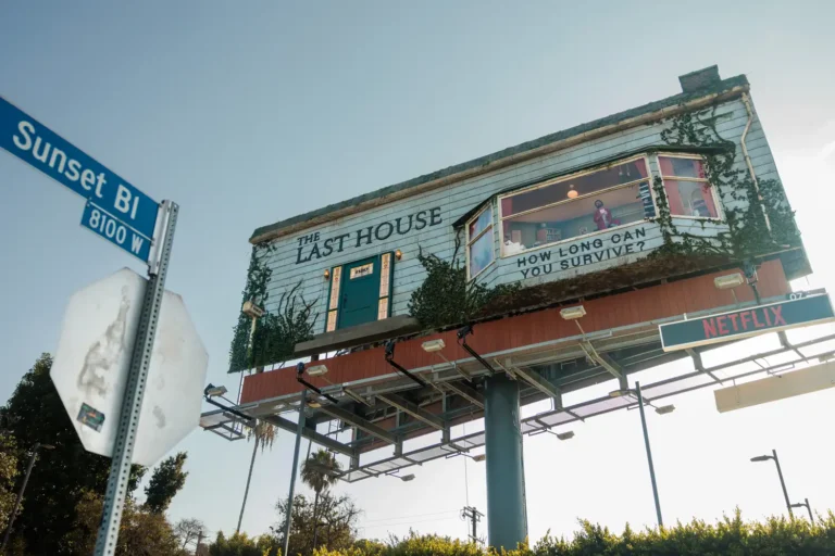 Netflix faz homem morar em outdoor para divulgar “A Última Casa”