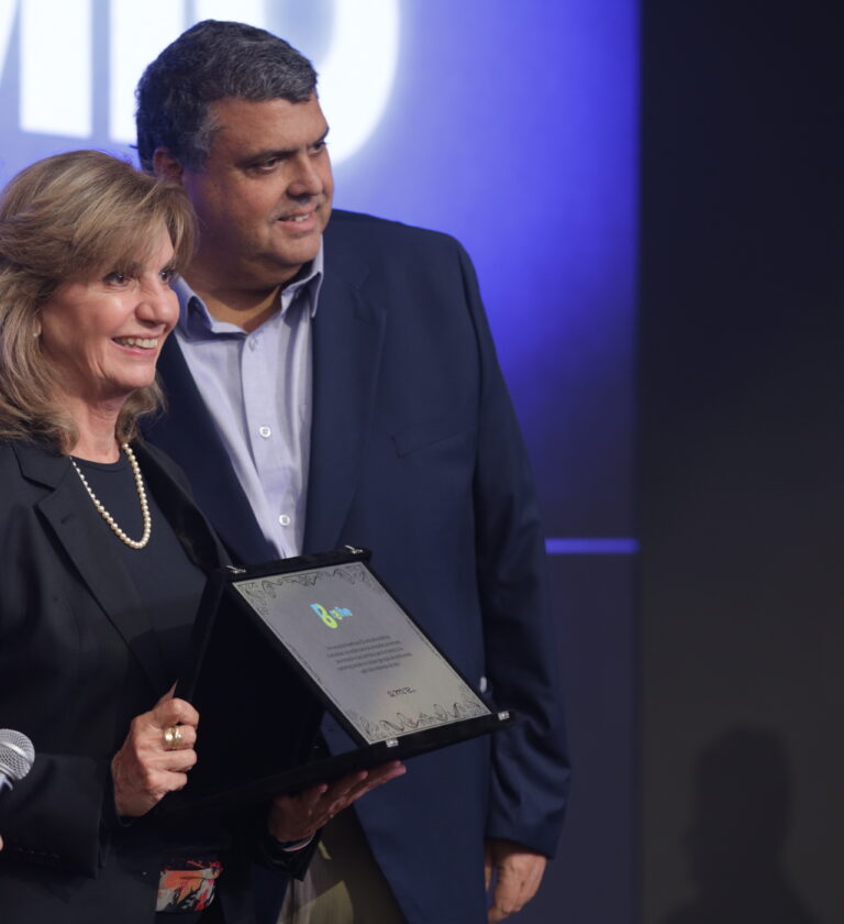 R8 Live recebe homenagem por 25 anos de atuação no Prêmio Live 2026