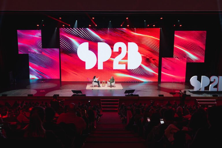 SP2B abre primeira edição com Esther Perel e show surpresa dos Titãs