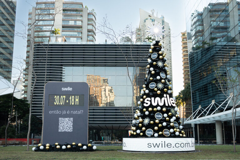 Swile instala árvore de Natal na Faria Lima cinco meses antes da data