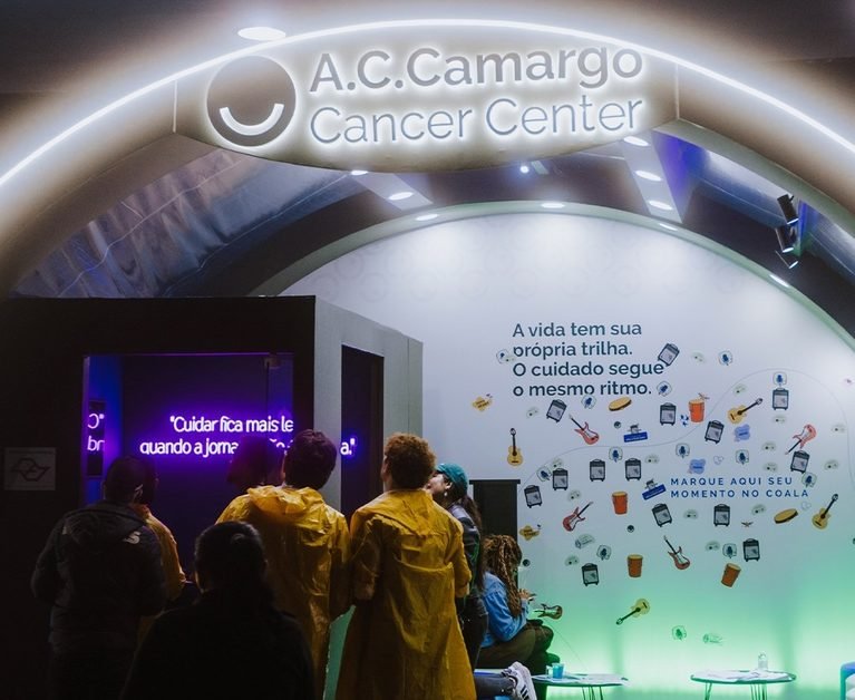 A.C.Camargo leva 30 pacientes e karaokê ao Coala Festival 2026