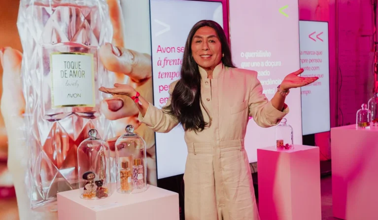Avon revisita embalagens e produtos históricos em exposição pelos 140 anos