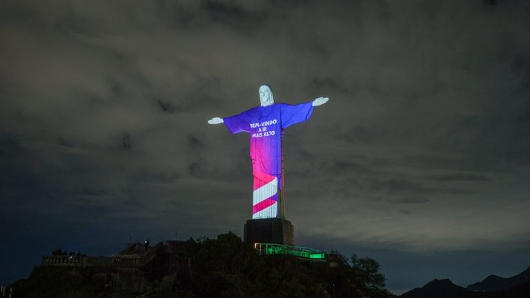 LATAM apresenta assinatura “Bem-vindo a ir mais alto” no Cristo Redentor