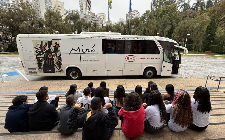 BYD transporta alunos da rede pública de SP para exposições de arte