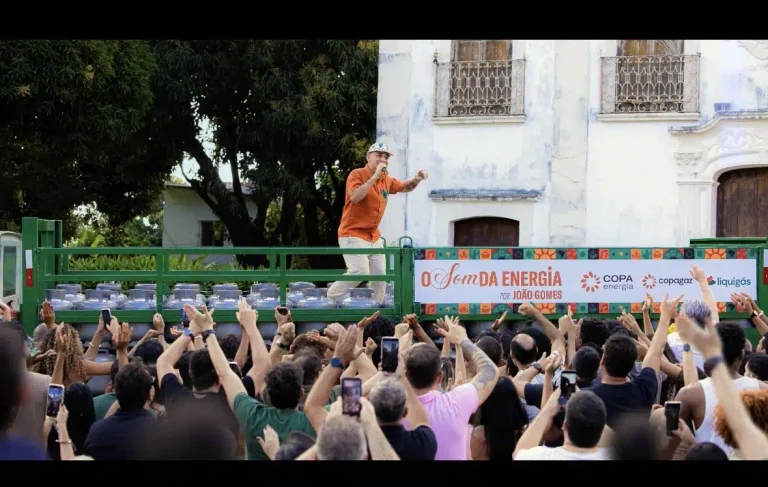Copa Energia leva João Gomes às ruas de Recife em campanha musical