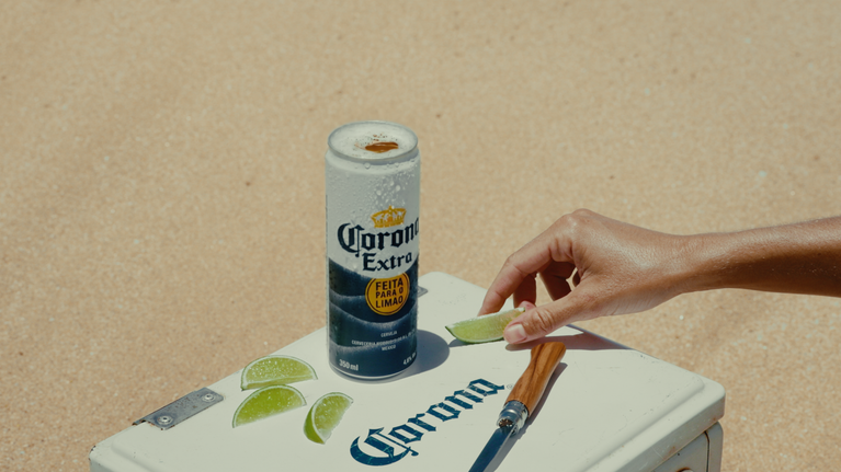 Corona lança lata com abertura total para levar ritual do limão a novas ocasiões