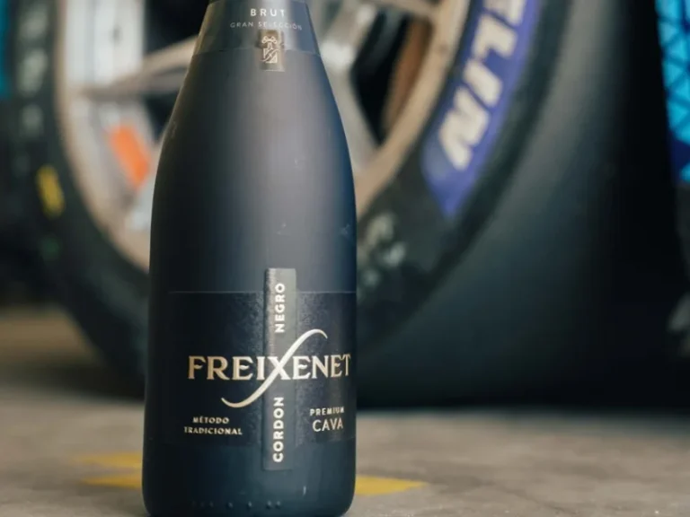 Freixenet renova parceria com a Porsche Cup e leva espumantes ao paddock