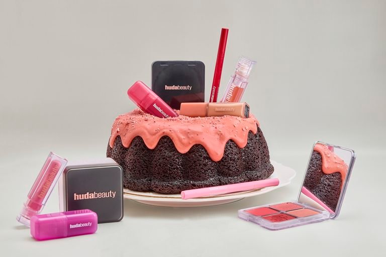 Huda Beauty e Isabela Akkari unem beleza e confeitaria em ação no Iguatemi