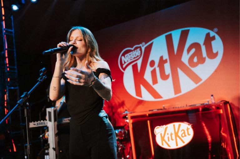 KitKat reúne Luísa Sonza e Dennis em esquenta para o Rock in Rio