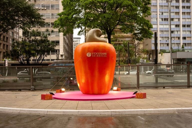 L’Occitane au Brésil instala caju de 4,5 metros na Paulista