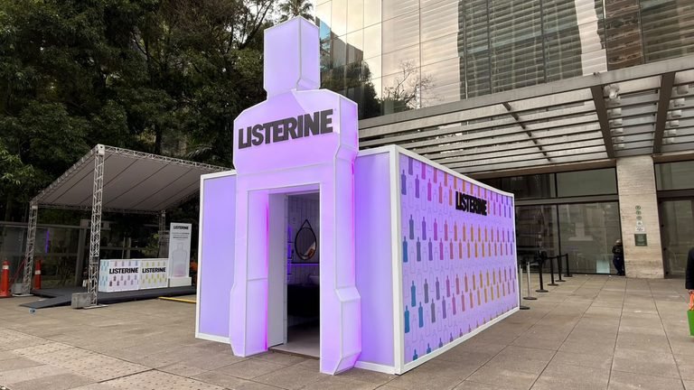 Listerine apresenta linha Extra Suave e instala Cabine Só Love na Paulista