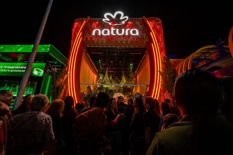 Natura leva torres de sabonetes, maquiagem e brindes ao Rock in Rio 2026